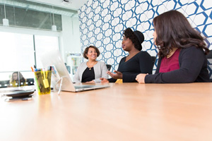 las colinas: people sitting at a desk at the facility